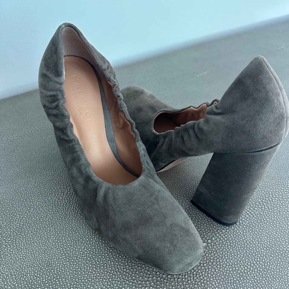 HALSTON Heritage Natalie Suede Pumps in Taupe, Size 8M
